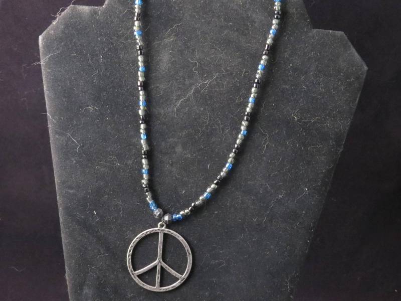 Blau, Schwarz Und Grau Mit Peace Zeichen/Perlenkette Anhänger Blau, Schwarz Und Grau Mit Peace Zeichen/Perlenkette Anhänger von HowlinMoonJewelry