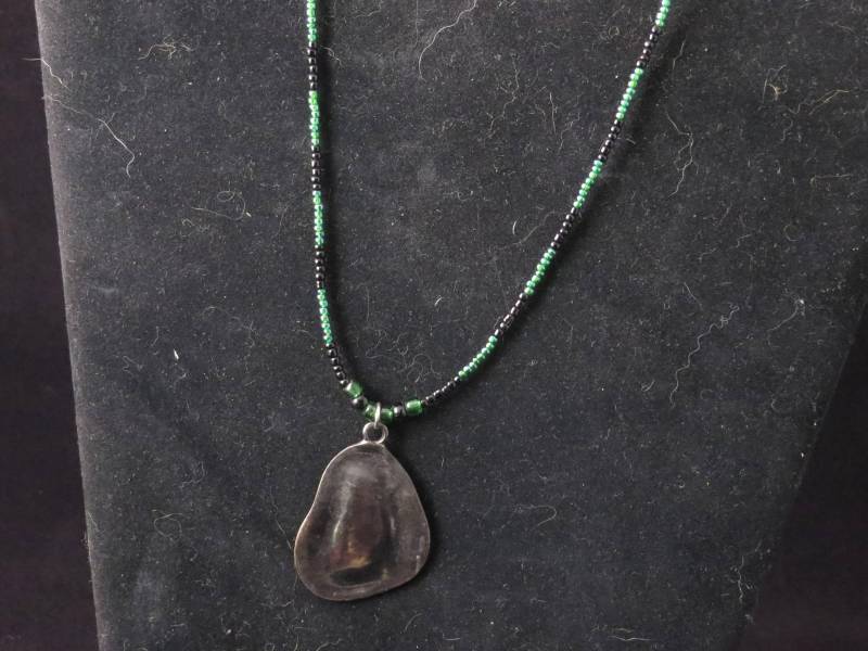 Grün & Schwarz Mit Flachen Stein Anhänger/Handgemachte Grüne Und Schwarze Halskette Grün & Schwarz Mit Flachen Stein Anhänger/Handgemachte Grüne Und Schwarze Halskette von HowlinMoonJewelry