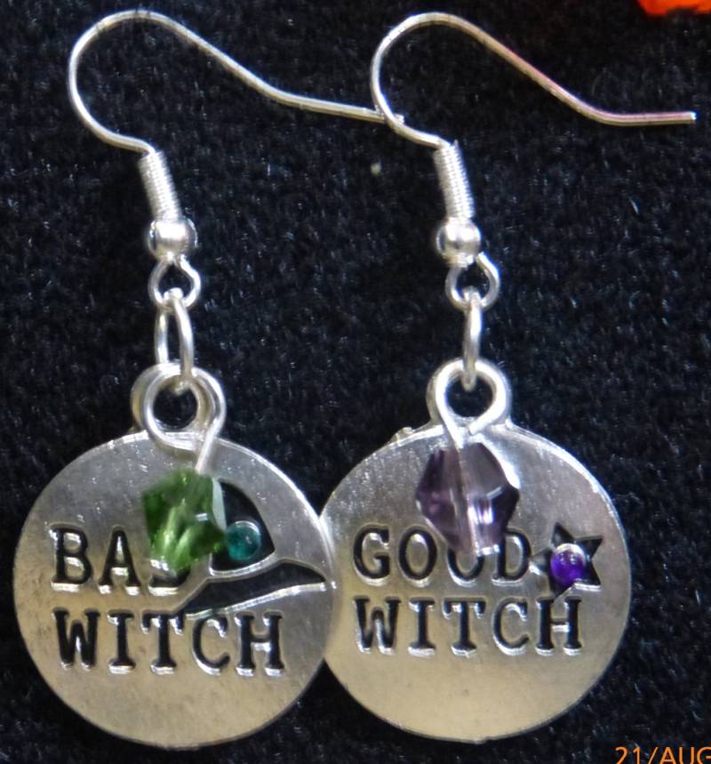 Gute Hexe, Böse Hexe Ohrringe Gute Hexe, Böse Hexe Ohrringe von HowlinMoonJewelry