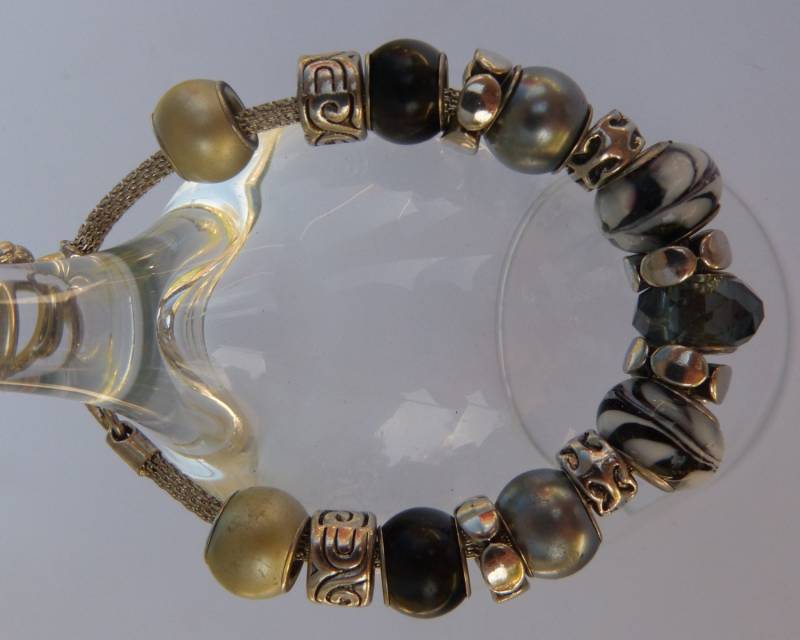 Madison Armband/Bettelarmband Schwarz Und Weiß Perlen Madison Armband/Bettelarmband Schwarz Und Weiß Perlen von HowlinMoonJewelry