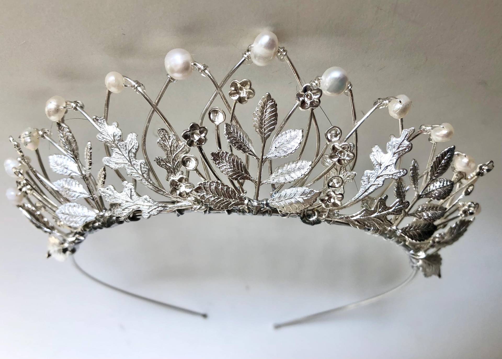 Die Agatha Perle Blatt Krone, Tudor Renaissance Tiara, Floral Queen Kopfschmuck Eichenblätter Süßwasserperlen Handgemachte Licht Zarte Tiara von HowlingMoonUK