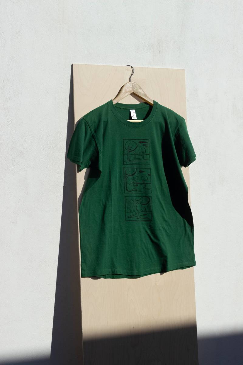 Howl Baum Narrative T-Shirt | Forest Green Howl Baum Narrative T-Shirt | Forest Green von Howllinocuts