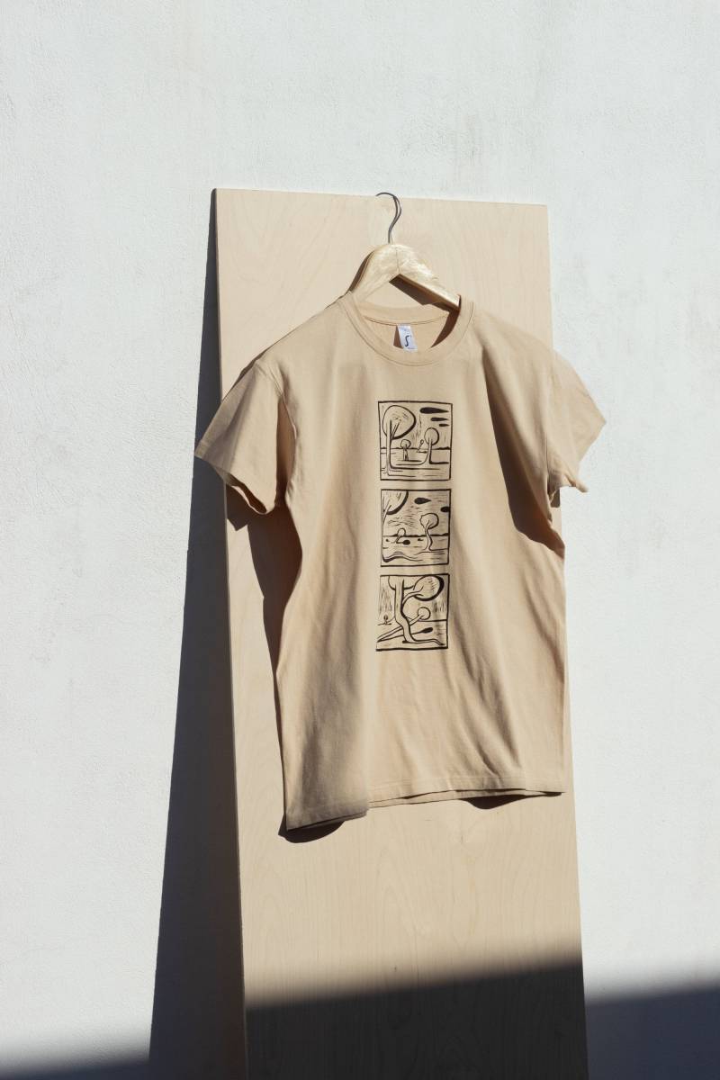 Howl Baum Narrative T-Shirt | Sand Howl Baum Narrative T-Shirt | Sand von Howllinocuts