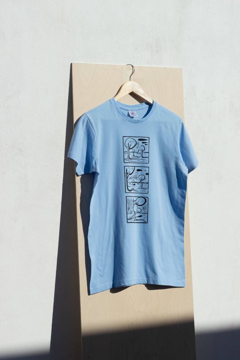 Howl Baum Narrative T-Shirt | Sky Blue Howl Baum Narrative T-Shirt | Sky Blue von Howllinocuts