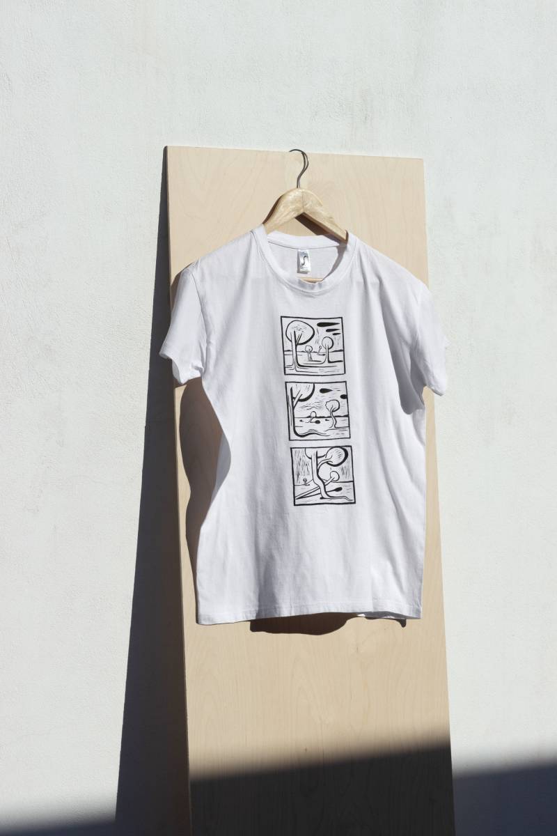 Howl Baum Narrative T-Shirt | Weiß Howl Baum Narrative T-Shirt | Weiß von Howllinocuts