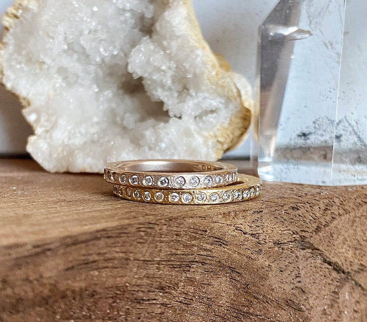 Damen Hochzeitsband Rustikal Dünner Ring 14K Gold Weiß Diamanten Stapelbar von HozoniDesigns