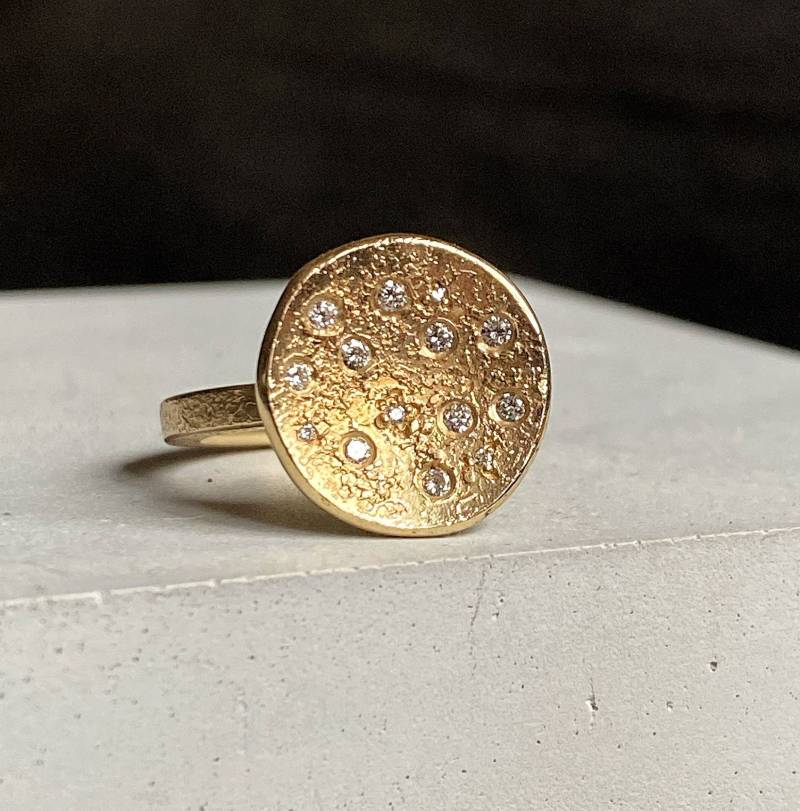 Frauen 14K Gold Vollmond Organic Disc Stapelbarer Modering Weißer Diamant Ring von HozoniDesigns