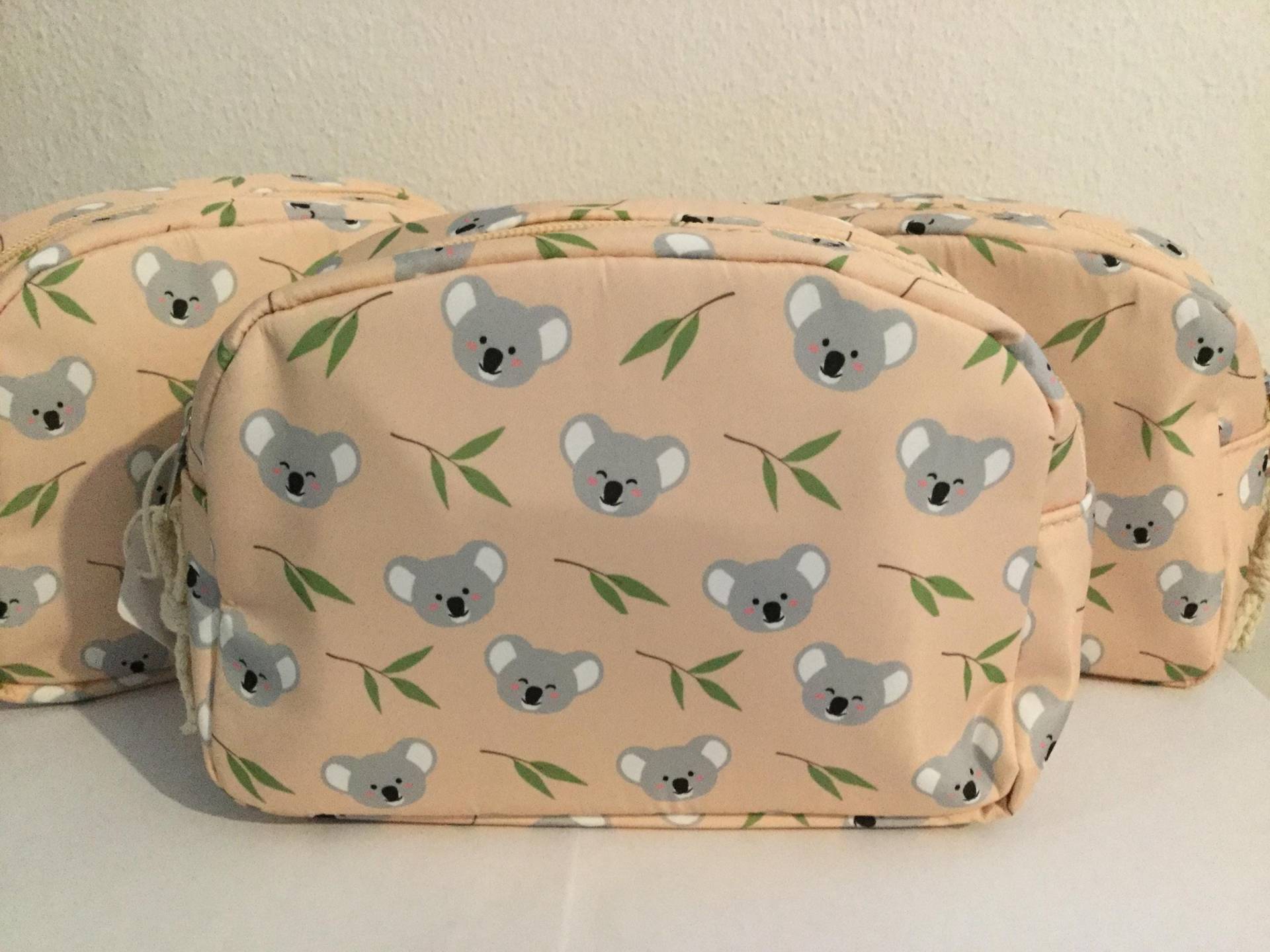 Koala Kosmetiktasche - Mittelgroße Kulturtasche Mit Niedlichen Koalas Koala Kosmetiktasche - Mittelgroße Kulturtasche Mit Niedlichen Koalas von HubaneKodu