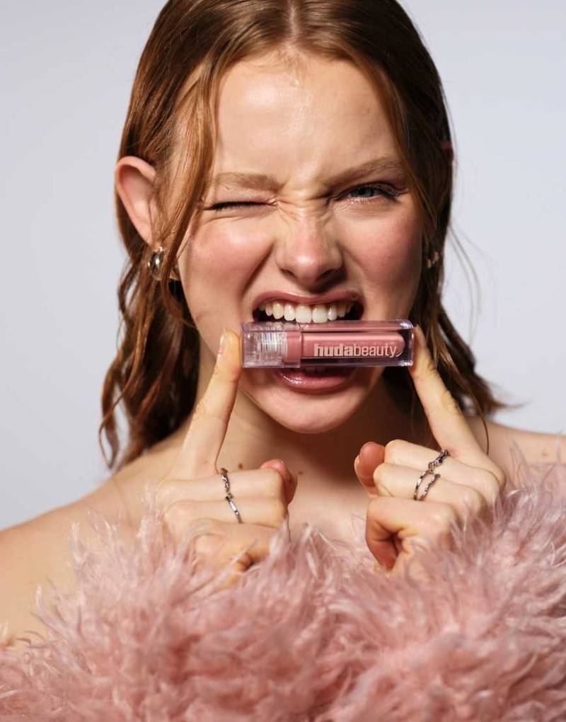 Huda Beauty - Icy Nude Faux Filler Gloss - Lipgloss - She Flirty-Neutral von Huda Beauty