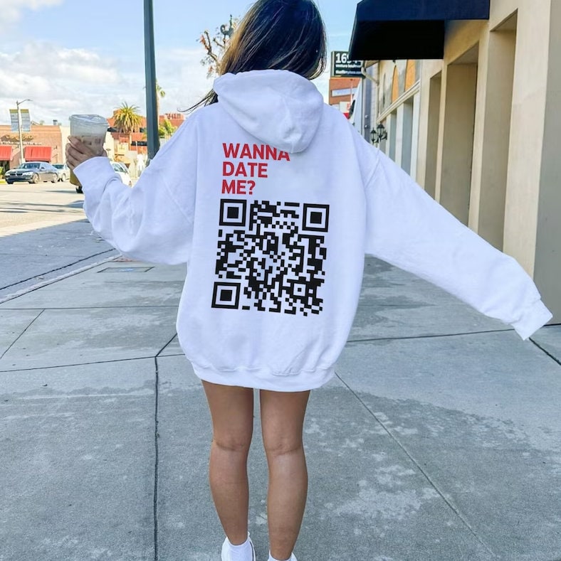 Personalisiertes Geschenk Wanna Date Me Qr Code Hoodie Qr-Code Pullover Unisex Kapuzenpullover Personalisierte Mode Für Männer Und Frauen von Huddingtons