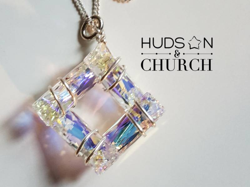 Zeigen Sie Auf Kristallanhänger von HudsonAndChurch