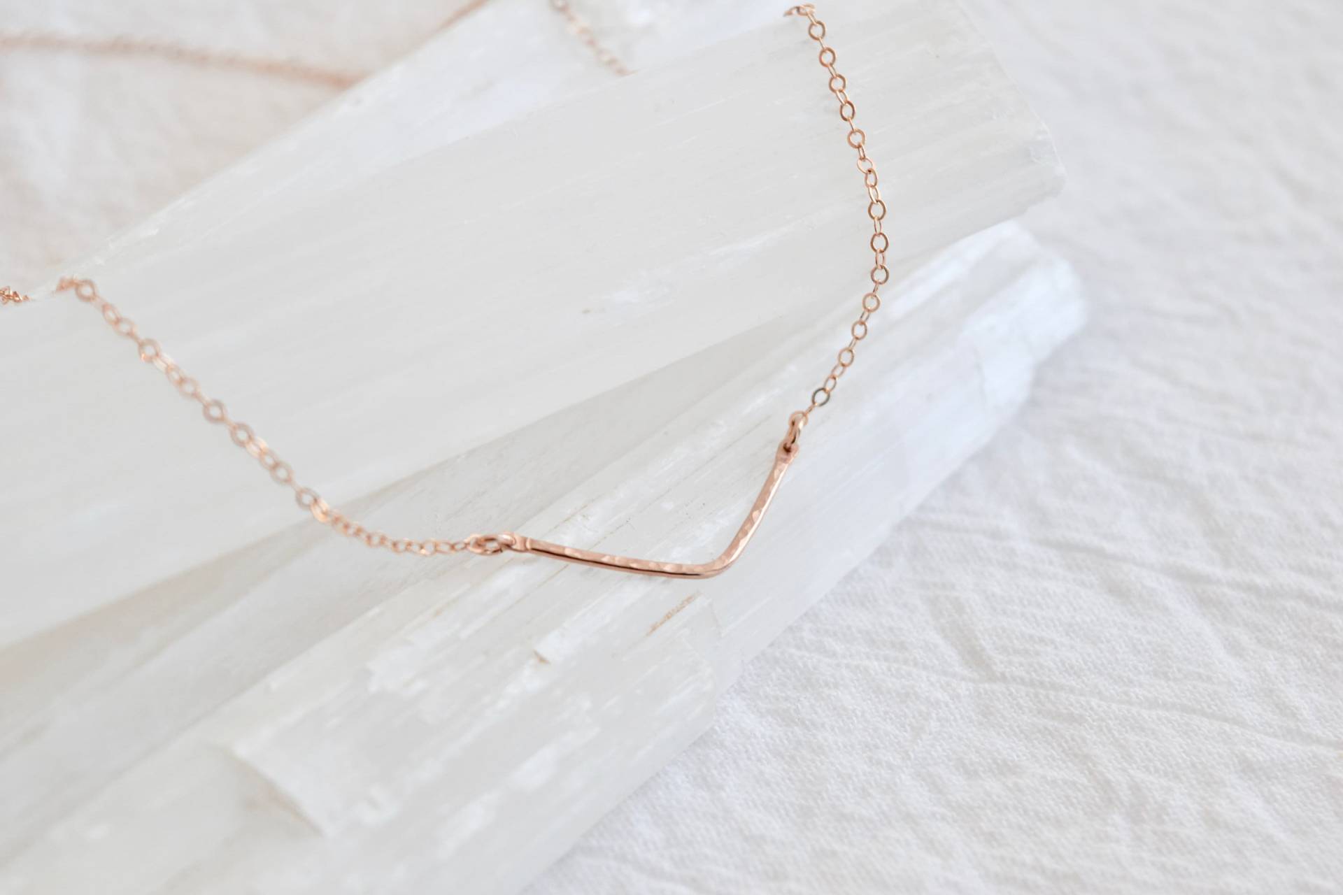 Rose Gold Chevron Halskette, Rosé Gehämmerte V Zarte Halskette Rose Gold Chevron Halskette, Rosé Gehämmerte V Zarte Halskette von HudsonBlueJewelry
