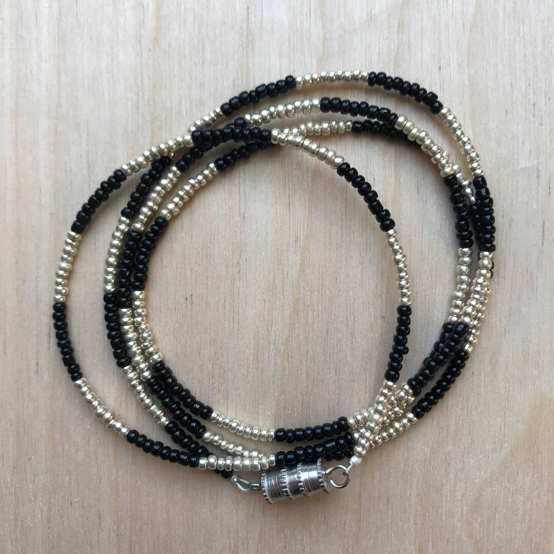 Halb Zoll Gemessen Wickeln Armband, Schwarz Und Silber, Tragbare Stricker Schmuck Halb Zoll Gemessen Wickeln Armband, Schwarz Und Silber, Tragbare Stricker Schmuck von HudsonRiverDesigns