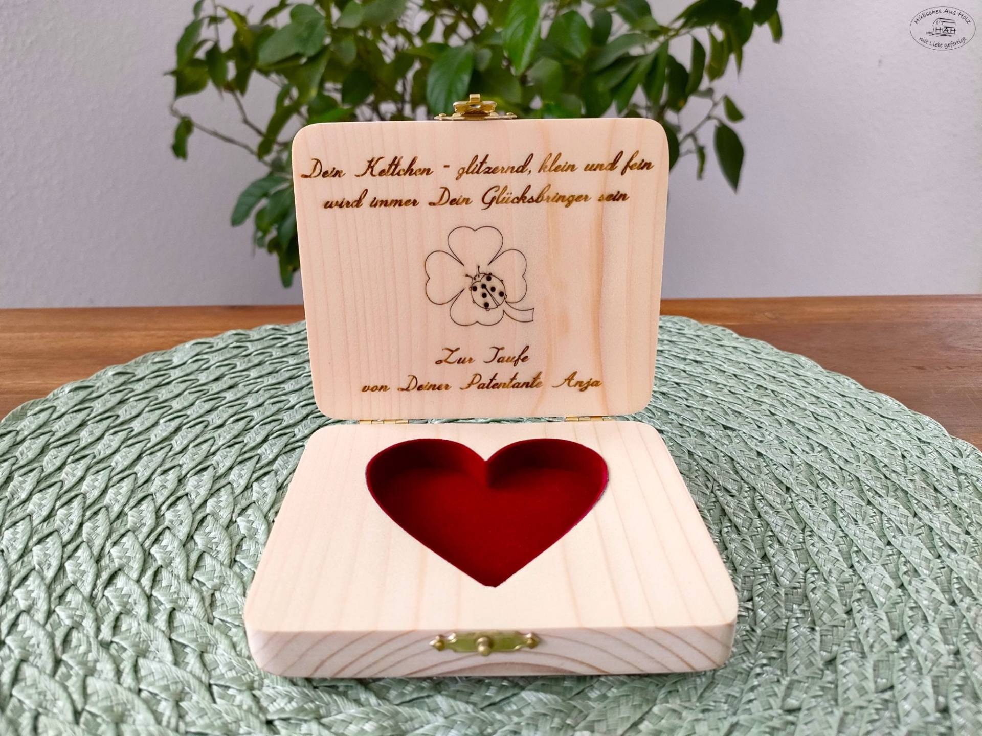 Schmuckschatulle Mit Herzausschnitt, Personalisiert Schmuckschatulle Mit Herzausschnitt, Personalisiert von HuebschesAusHolz