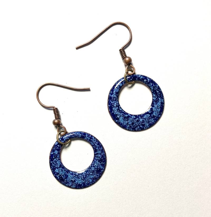 Emaille Ohrringe, Blau Mit Mamoreffekt, Handgemacht von HuebschesDingBerlin