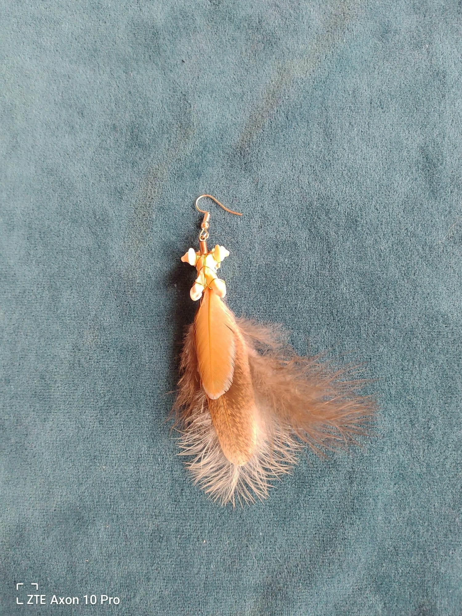Federohrring Mit Knochen Federohrring Mit Knochen von Huehnerkunst