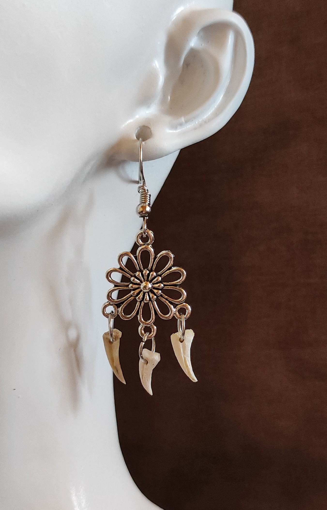 Ohrring Mit Knochen Ohrring Mit Knochen von Huehnerkunst