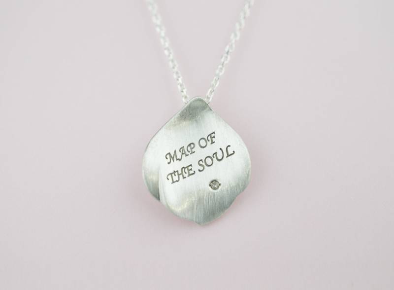 Monogram Halskette Name Halskationskarte Der Seele Persona Liebe Sie Selbst Personalisierte Graving Custom Silver Necklace Geschenk Für Sie von HugMeAngel