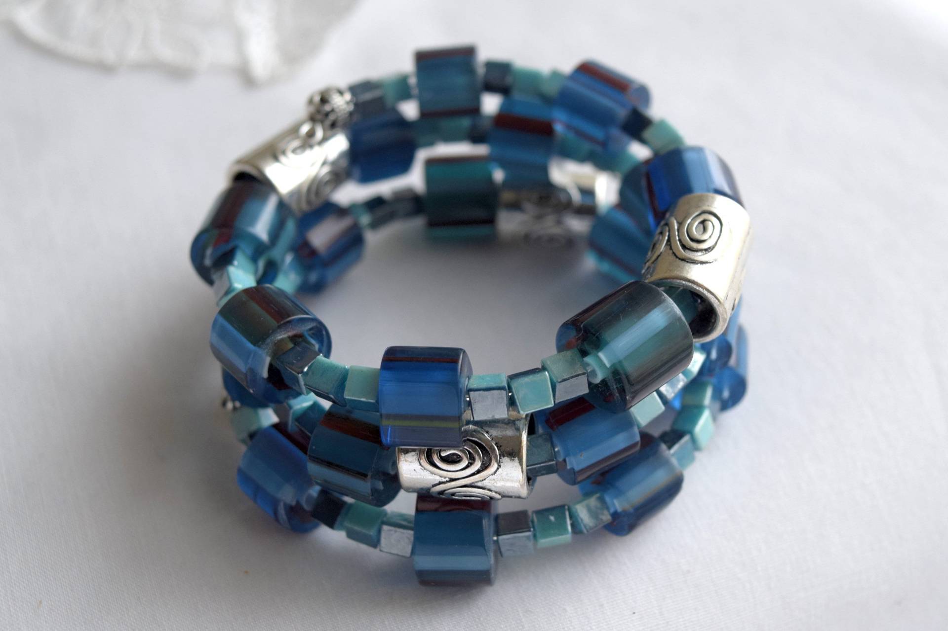 Big Blau Perlen Armband, Silber Memory Wire Multi Layered Wickelarmband Big Blau Perlen Armband, Silber Memory Wire Multi Layered Wickelarmband von HuggedByRoses