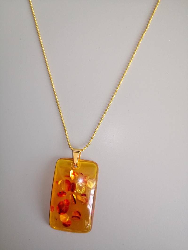 Bernsteinfarbene Halskette, Resin Anhänger, Orange Gelb von HuggingBearr