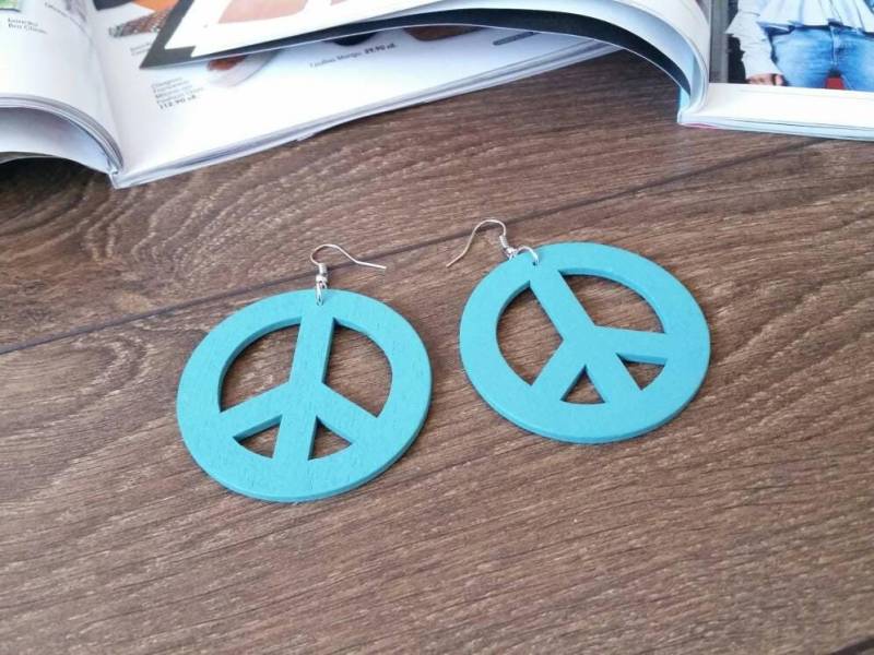 Blaue Holz Hoop Ohrringe, Piace Zeichen Creolen, Chunky Kreis Hölzerne Ohrringe von HuggingBearr