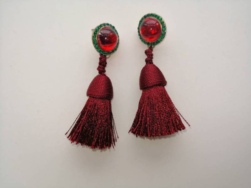 Burgunderrote Quasten-Ohrringe Lange Seidige Faden Fransen von HuggingBearr
