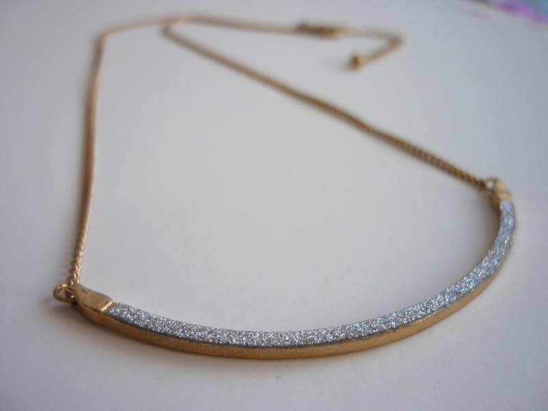 Crescent Curved Bar Halskette Silber Stardust Effekt Gold Zierliche Kette Elegant Classy von HuggingBearr