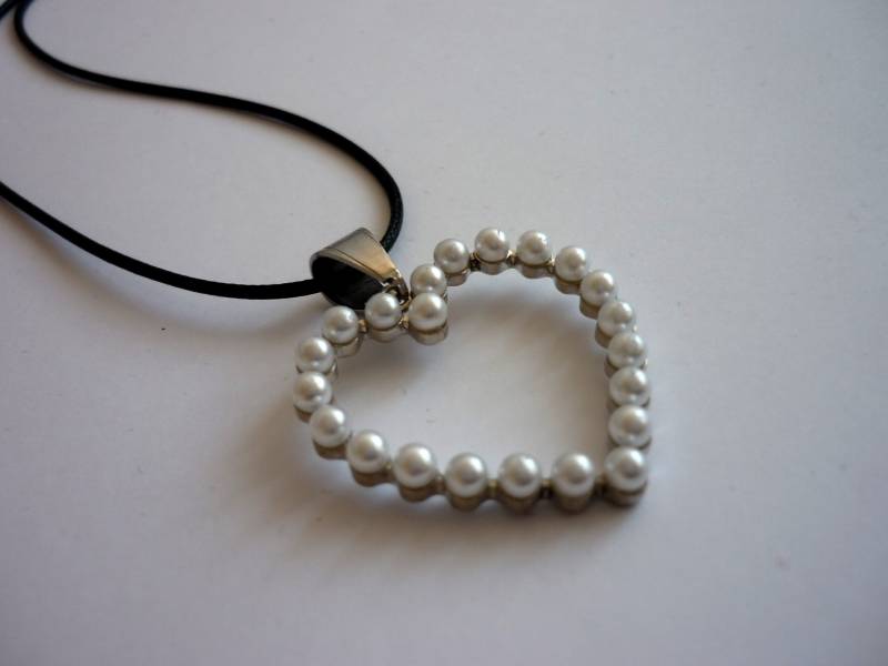 Halskette Mit Herz-Anhänger Aus Kunstperlen - Elegantes Valentinstagsgeschenk von HuggingBearr