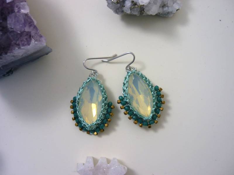 Handgewebte Grüne Ohrringe Silberfarbene Fisch-Haken von HuggingBearr