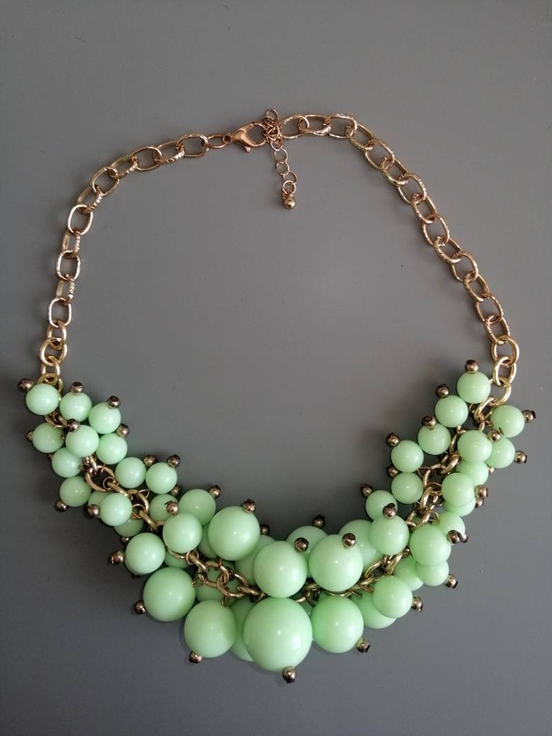 Mintgrüne Bubblegum Bead Statement Halskette von HuggingBearr