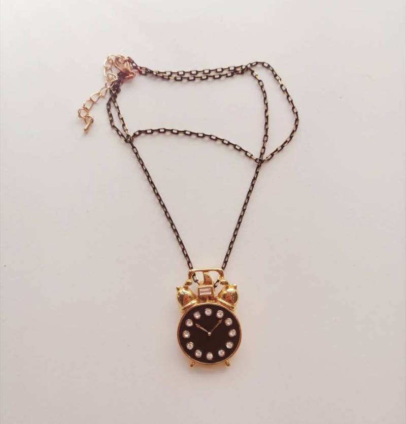 Retro Uhr Anhänger Halskette, Lange Kette, Schwarz Und Gold Farbe von HuggingBearr