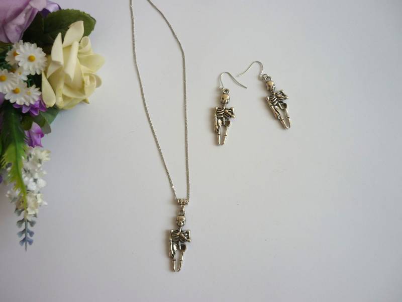 Silber Ton Skelett Halskette Und Ohrringe Set Gruseliger Halloween Schmuck von HuggingBearr