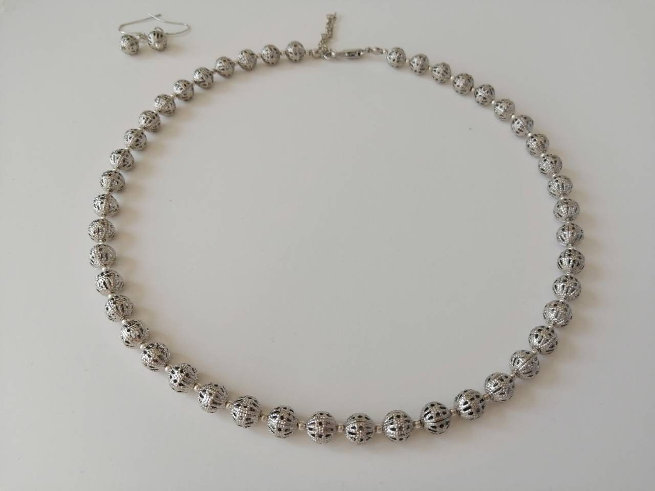 Silberfarbene Käfig Ball Halskette Und Ohrringe Vintage Perlenschmuck von HuggingBearr