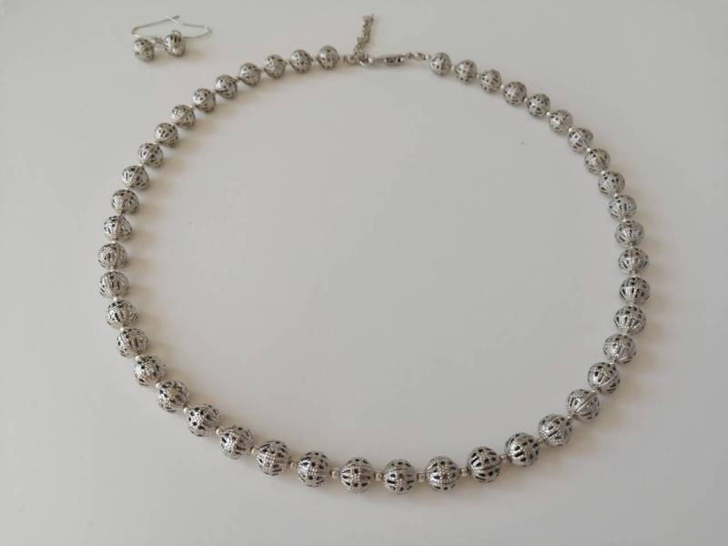 Silberfarbene Käfig Ball Halskette Und Ohrringe Vintage Perlenschmuck von HuggingBearr