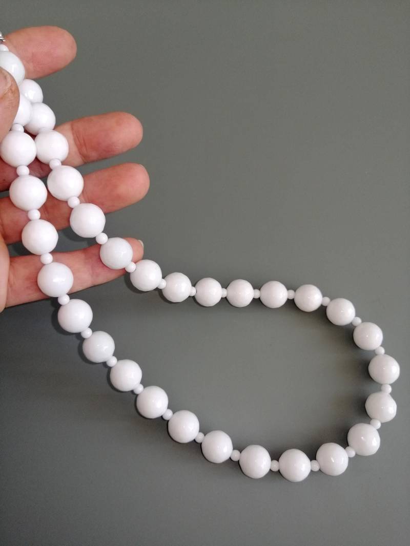 Weisser Quarz Perlenkette Facettierte Runde Perlen, Vintage-stil von HuggingBearr
