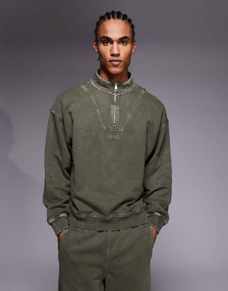HUGO BLUE - Nebuzip - Locker geschnittenes Sweatshirt in dunkelgrüner Acid-Waschung mit kurzem Reißverschluss und farblich abgestimmtem Logo, Kombiteil von Hugo Blue