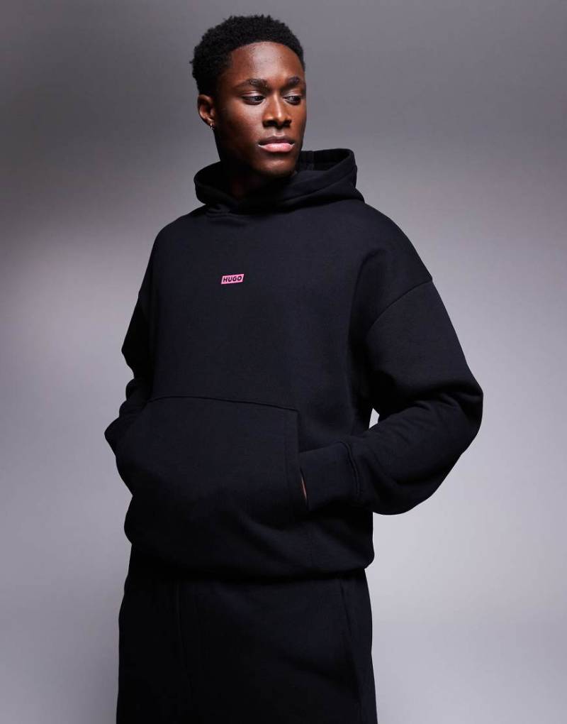 HUGO Blue - Locker geschnittener Kapuzenpullover in Schwarz mit Logo in Rosa, Kombiteil von Hugo Blue