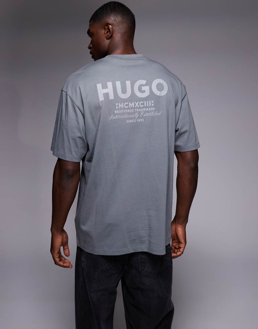 HUGO Blue - Nalono - Oversize-T-Shirt in Mittelgrau mit Logoprint in der Mitte und auf der Rückseite von Hugo Blue