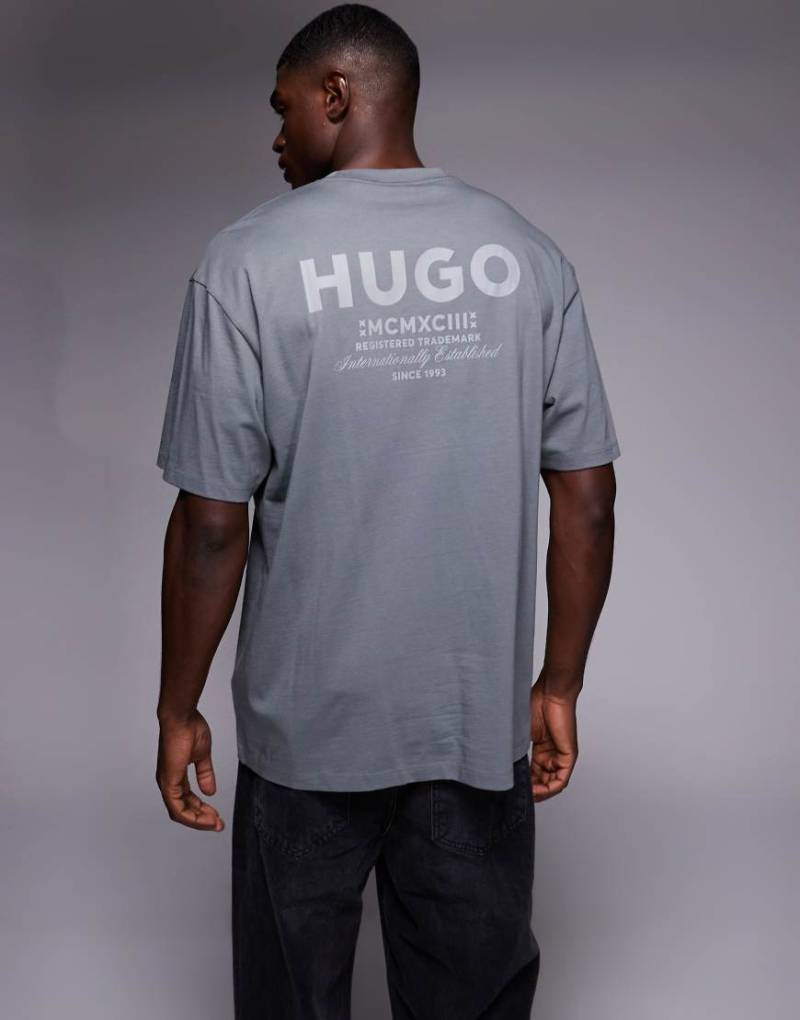 HUGO Blue - Nalono - Oversize-T-Shirt in Mittelgrau mit Logoprint in der Mitte und auf der Rückseite von Hugo Blue