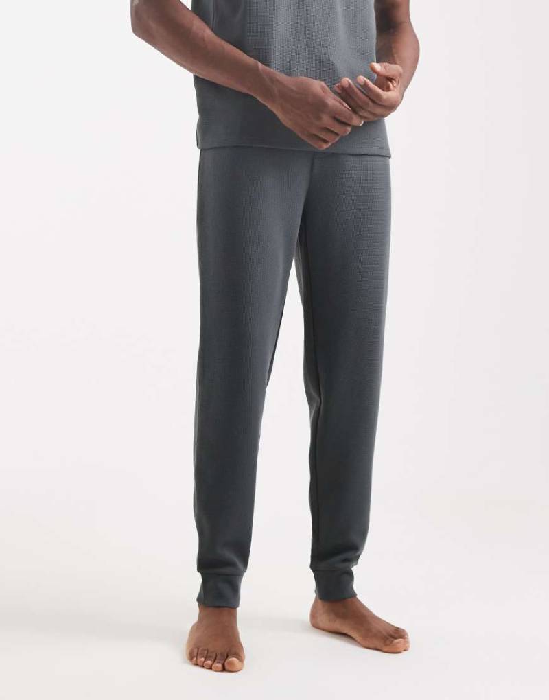 BOSS Bodywear - Lounge-Jogginghose in Mittelgrün mit Waffel-Struktur und Beinbündchen, Kombiteil von Hugo Red