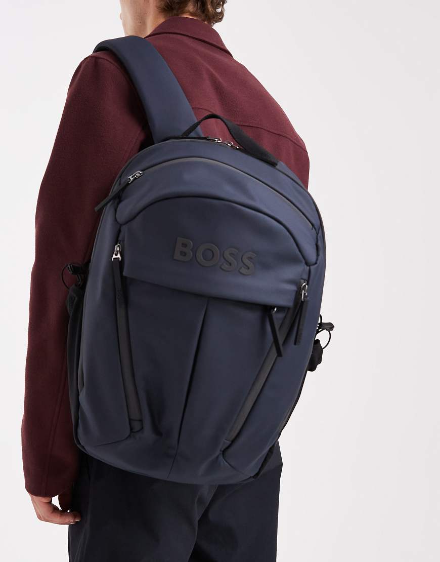 BOSS - Stormy - Rucksack in Marineblau mit mittigem Logo BOSS - Stormy - Rucksack in Marineblau mit mittigem Logo von Hugo Red