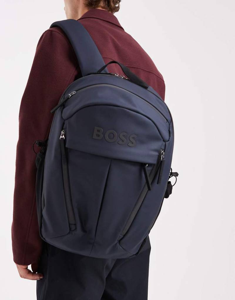 BOSS - Stormy - Rucksack in Marineblau mit mittigem Logo BOSS - Stormy - Rucksack in Marineblau mit mittigem Logo von Hugo Red