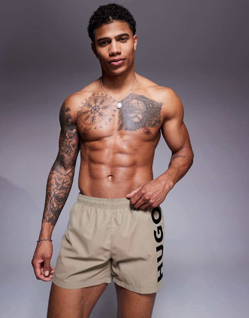 HUGO RED - Abas - Badeshorts in Hellbraun mit vertikalem Logo von Hugo Red