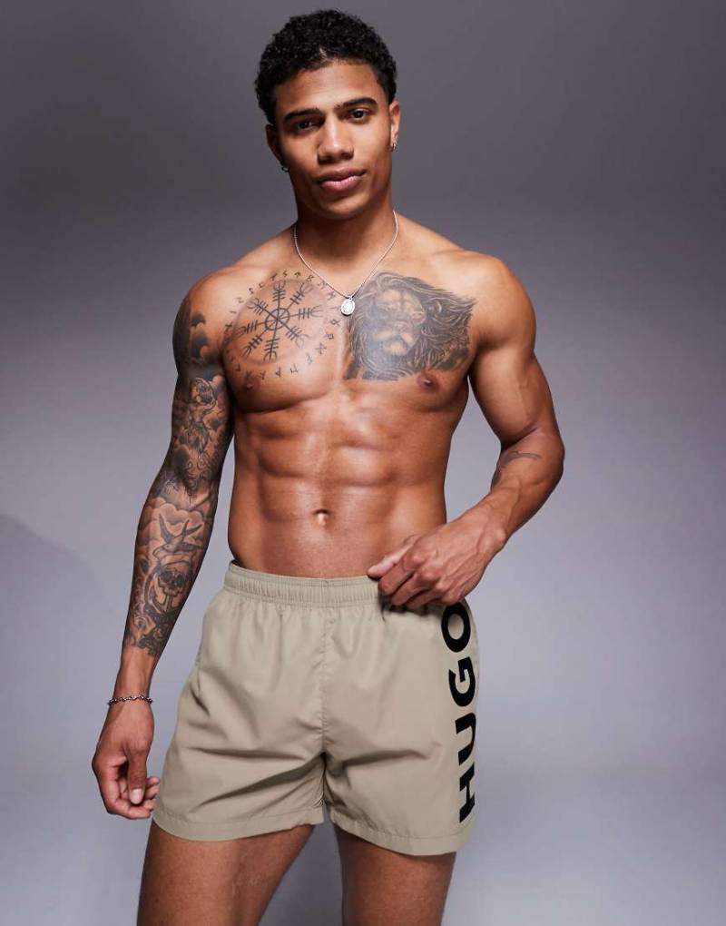 HUGO RED - Abas - Badeshorts in Hellbraun mit vertikalem Logo von Hugo Red