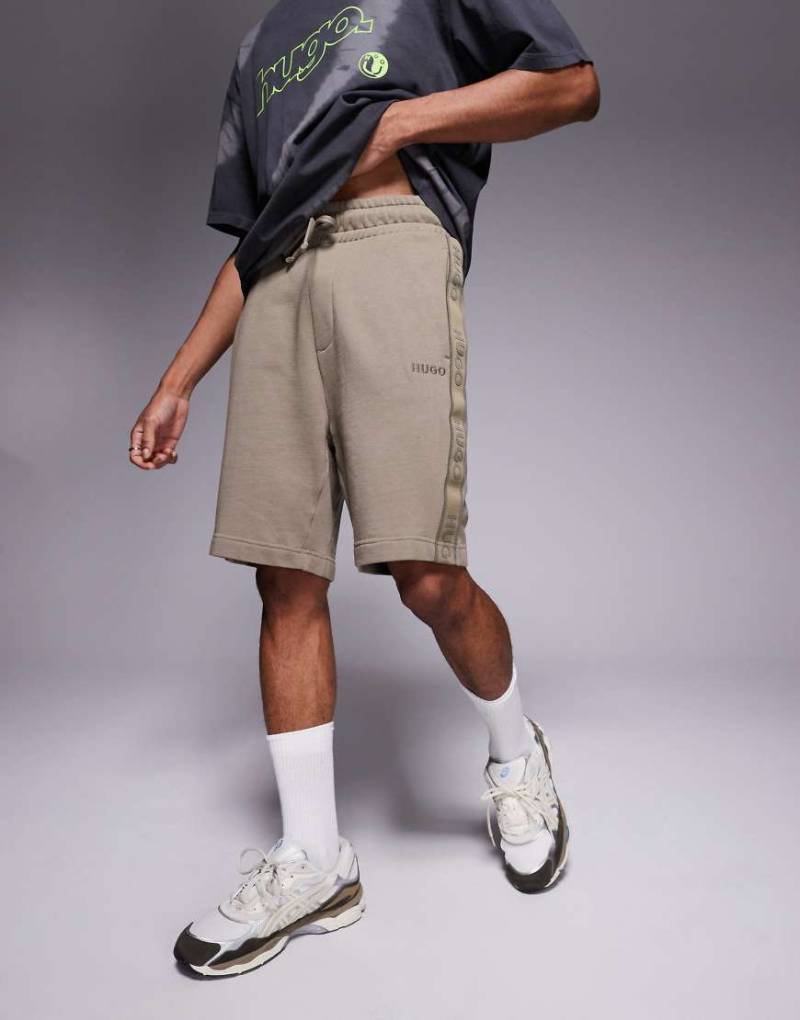 HUGO RED - Liam - Lounge-Shorts in Hellbraun mit Logo-Streifen von Hugo Red