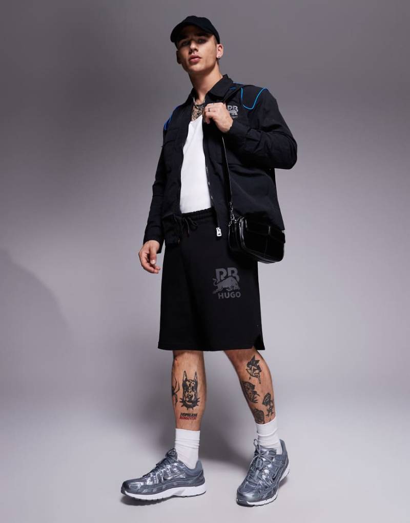 HUGO Red Bull Racing Capsule - Deswick - Oversize-Shorts aus Sweatstoff in Schwarz mit silberfarbenem Bullen-Logo von Hugo Red