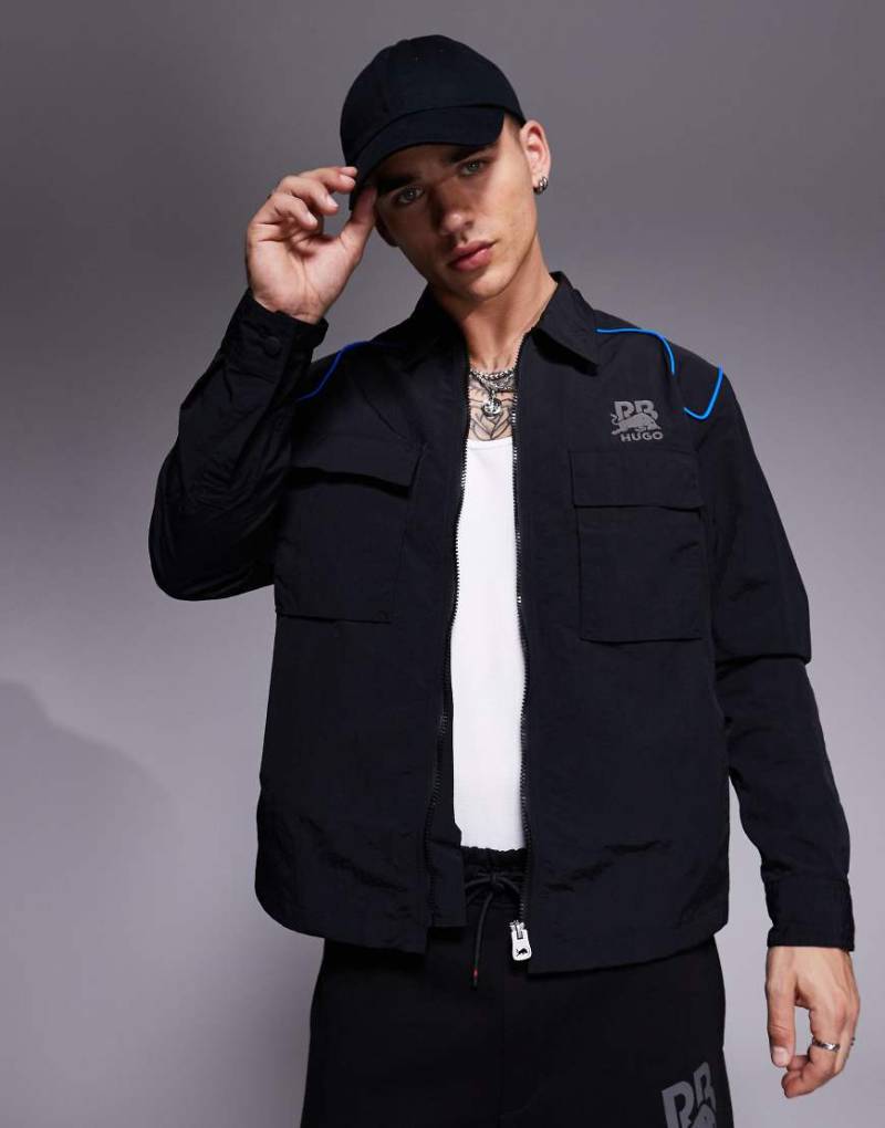 HUGO - Red Bull Racing Capsule - Eselio - Oversize-Trainingsjacke in Schwarz mit blauer Paspelierung und Reißverschluss von Hugo Red