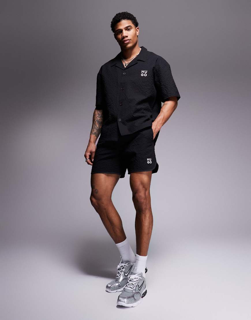 HUGO Red - Chaffle - Badeshorts in Schwarz mit Logo und Waffelstruktur, Kombiteil von Hugo Red