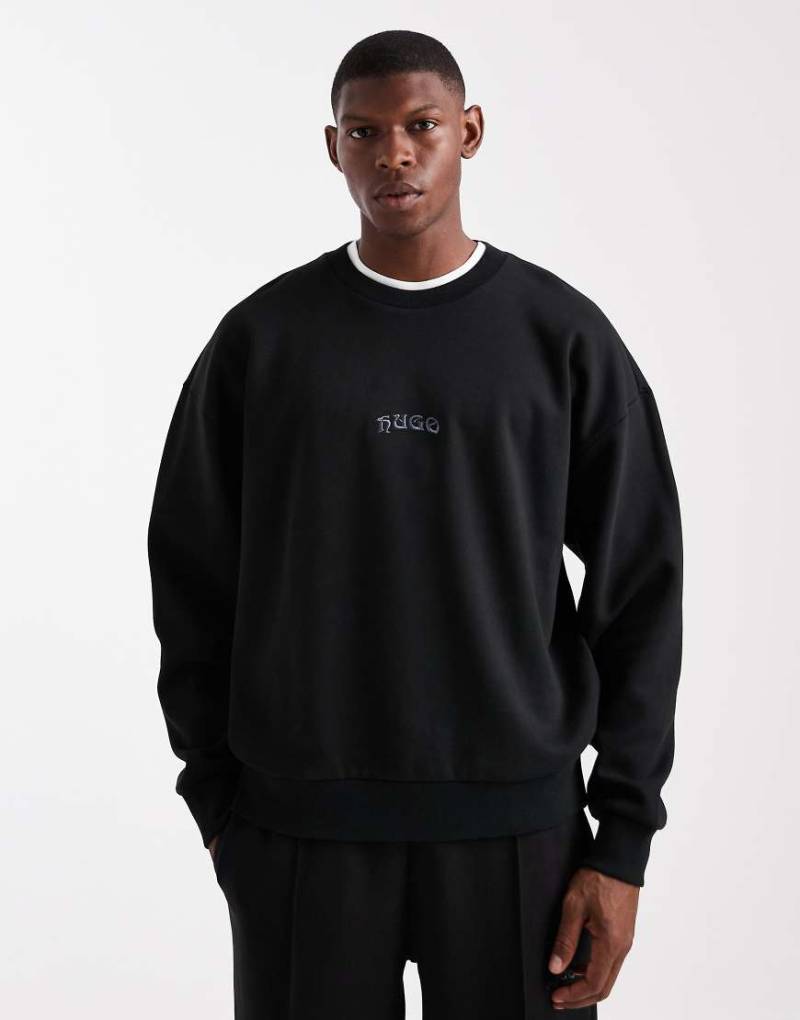 HUGO Red - Dadsino - Oversize-Sweatshirt in Schwarz mit aufgesticktem, mittigem Logo in Silberoptik und silberfarbener Stickerei hinten von Hugo Red