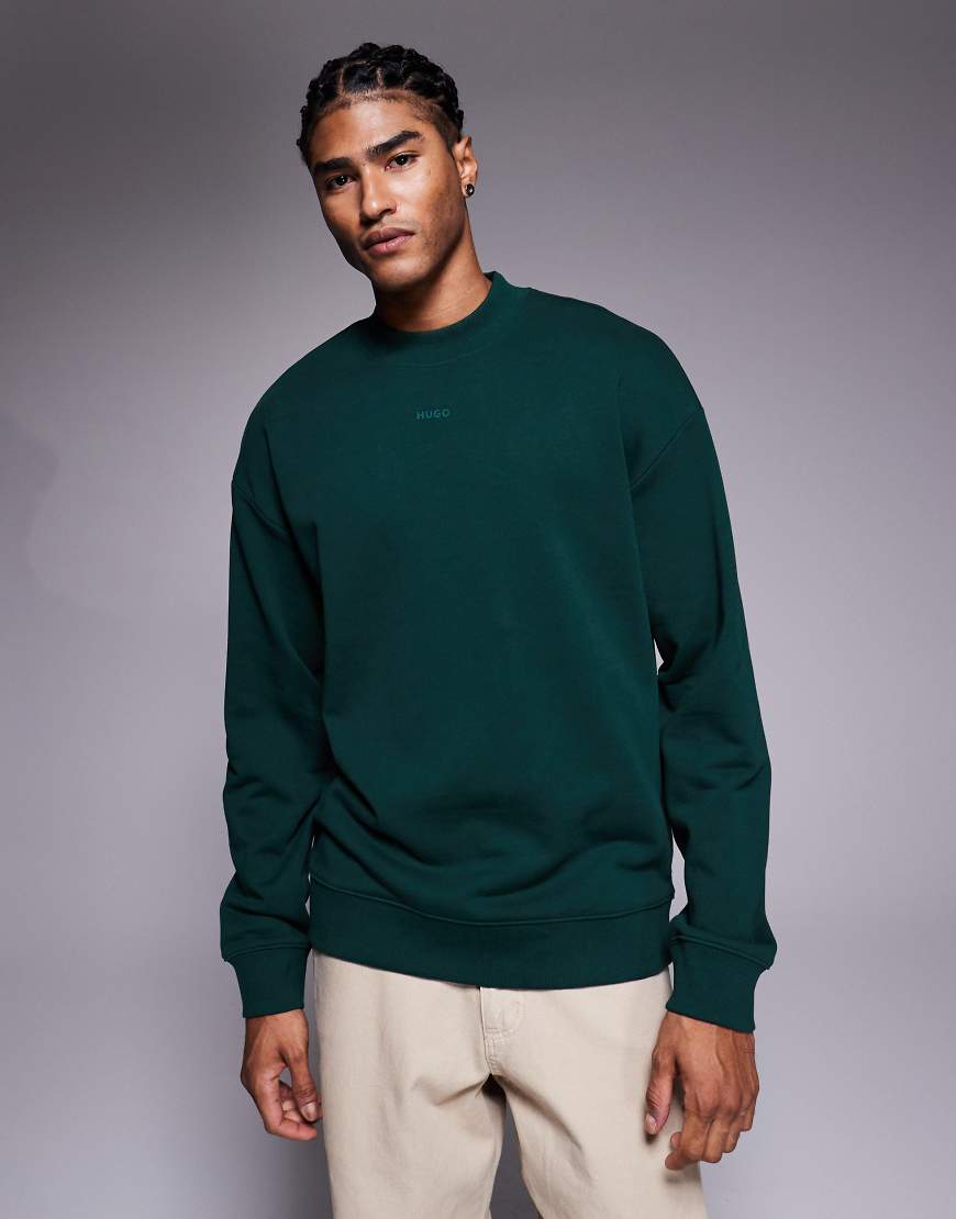 HUGO Red - Dapocrew - Relaxed-Fit-Sweatshirt in Dunkelgrün mit mittigem, gleichfarbigem Logo von Hugo Red
